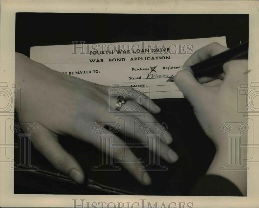 1944 Press Photo War Bond Application - nee95120 - Historic Images