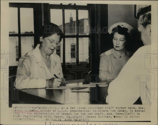 1948 Press Photo Red Cross volunteer Mrs George Dewey assists in registration - Historic Images