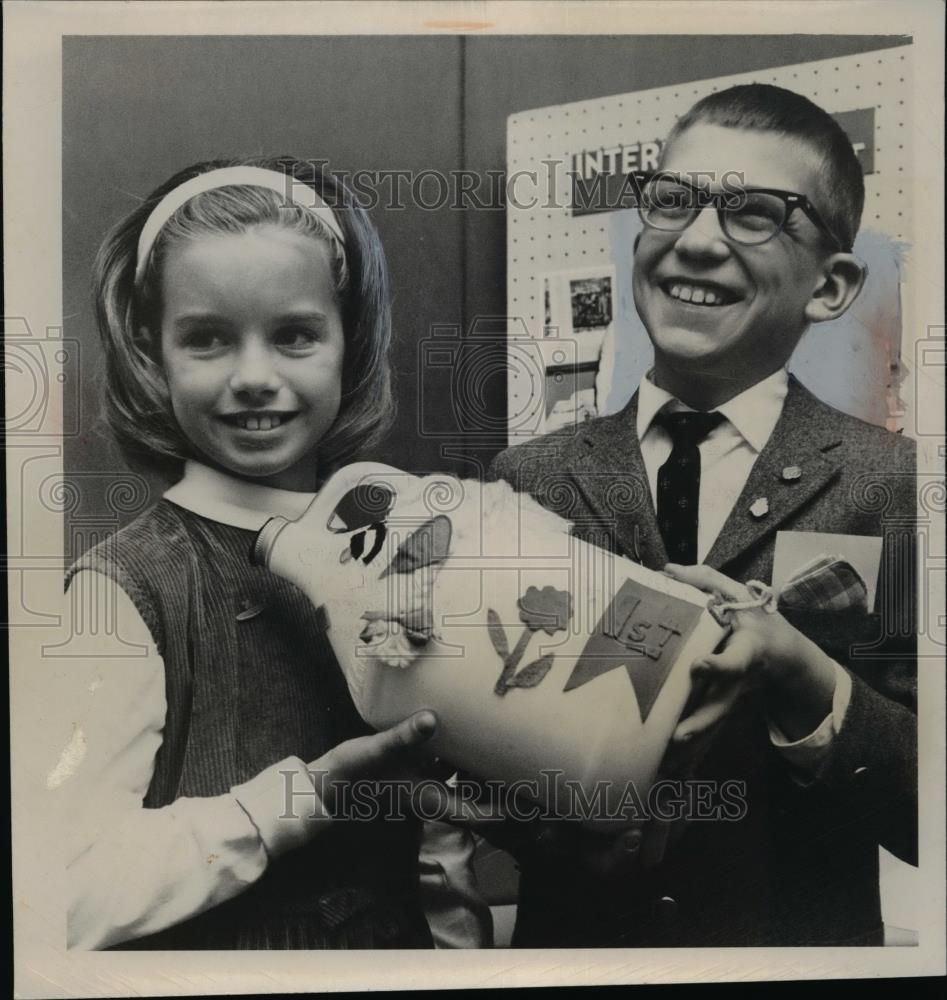 1966 Press Photo Judy Dezelon & Martin Skok at Junior Red Cross Workshop - Historic Images