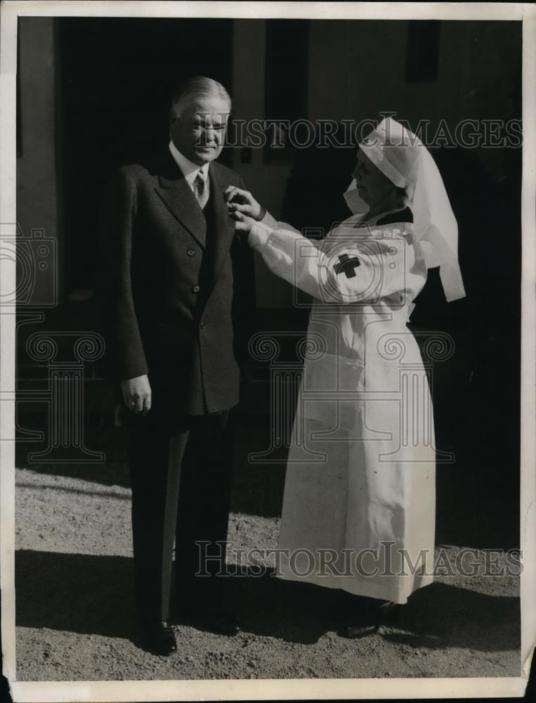 1932 Press Photo President Hoover renews membership in the Red Cross - nee94366 - Historic Images