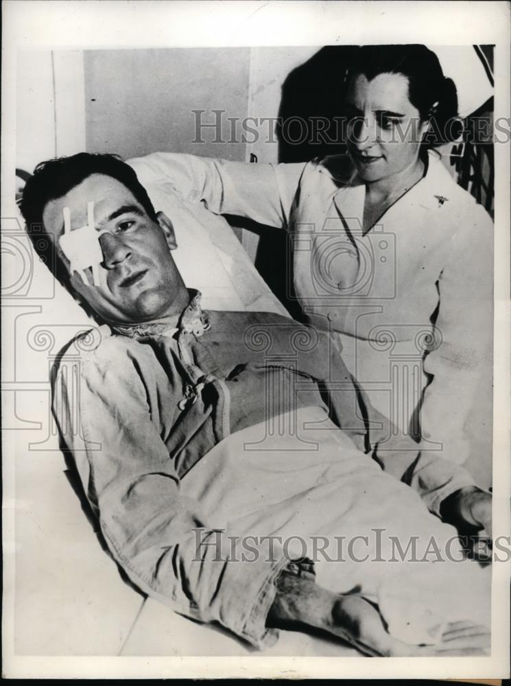 1943 Press Photo Pvt William Kotze undergoes surgery to remove steel splinter - Historic Images