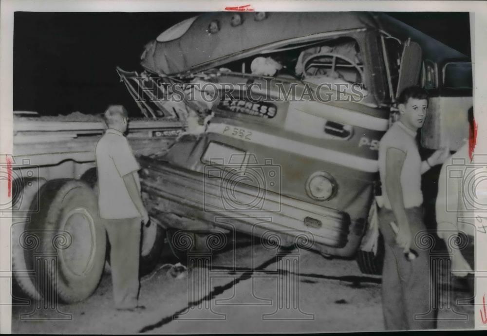 1952 Press Photo Greyhound Bus Collided with Tractor-Trailer - nee96208 - Historic Images