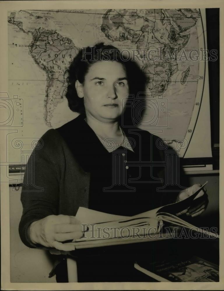 1959 Press Photo Josephine Beuhler returns to high school after 18 year absence - Historic Images