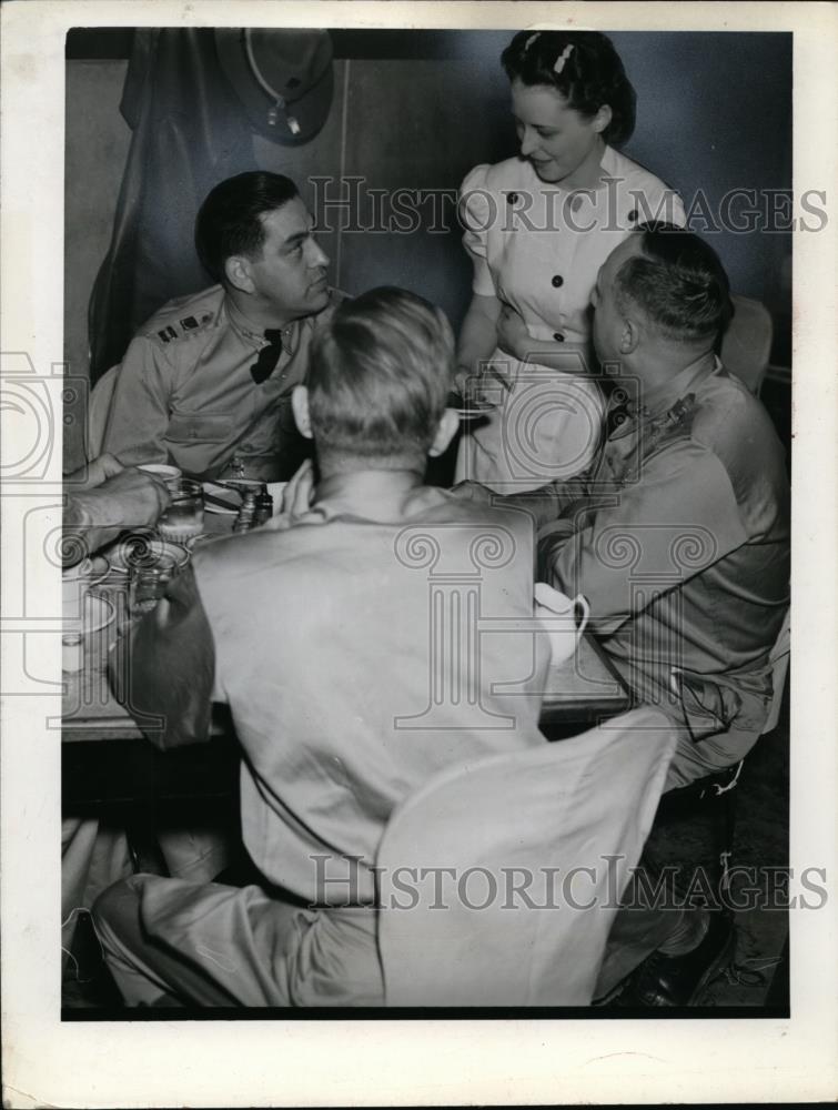 1940 Press Photo Fern Meyers serves coffee at Napanee to Capt Paul Roesch - Historic Images