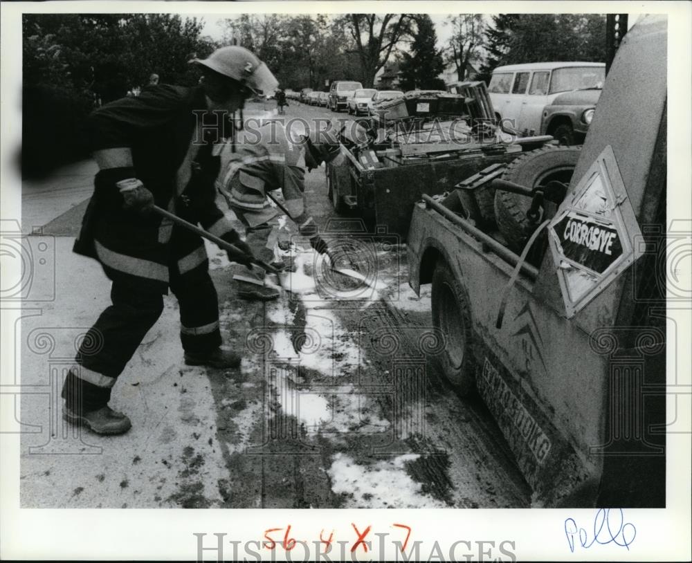 1989 Press Photo Mopping Up- Members of City/County Hazardous Materials. - Historic Images