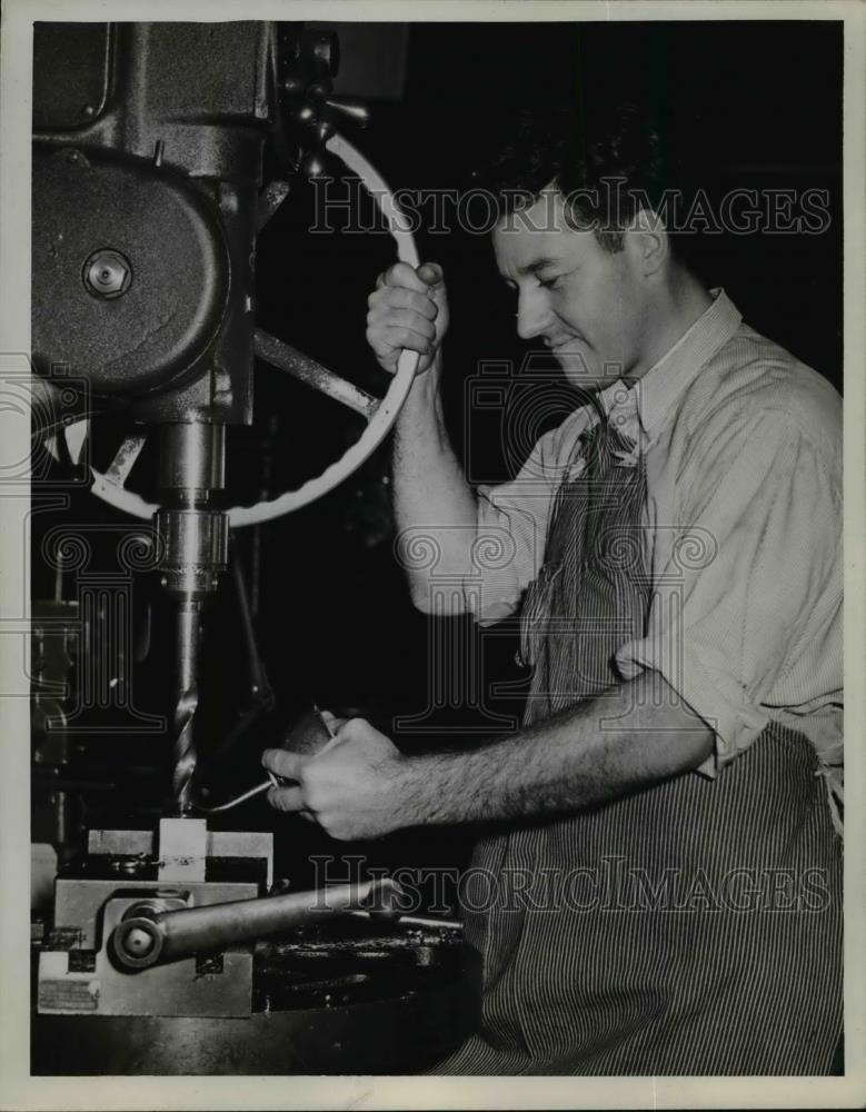 1943 Press Photo Bill McKenzie - Historic Images