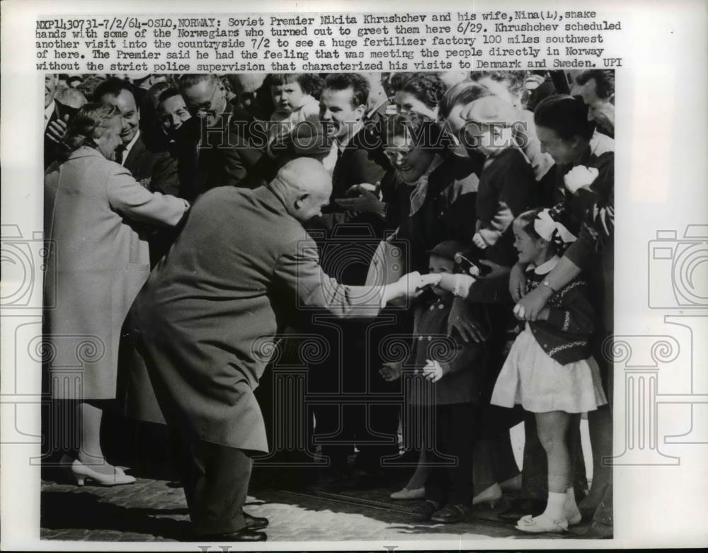 1964 Press Photo Soviet Premier Nikita Khrushchev &amp; Wife Nina Greet Crowd - Historic Images