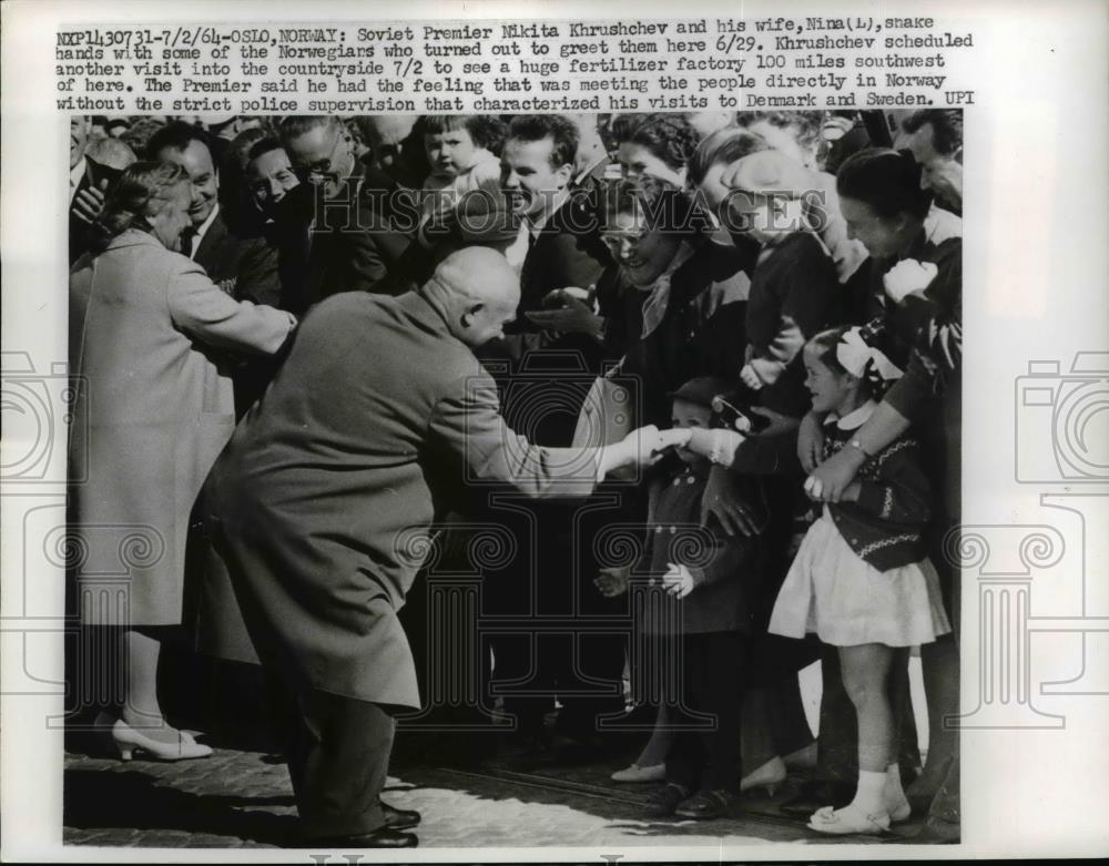 1964 Press Photo Soviet Premier Nikita Khrushchev & Wife Nina Greet Crowd - Historic Images