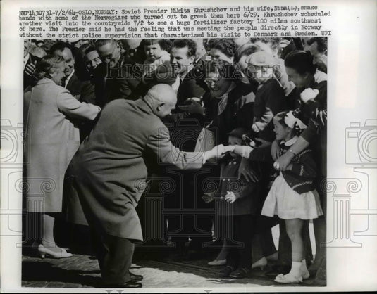 1964 Press Photo Soviet Premier Nikita Khrushchev & Wife Nina Greet Crowd - Historic Images