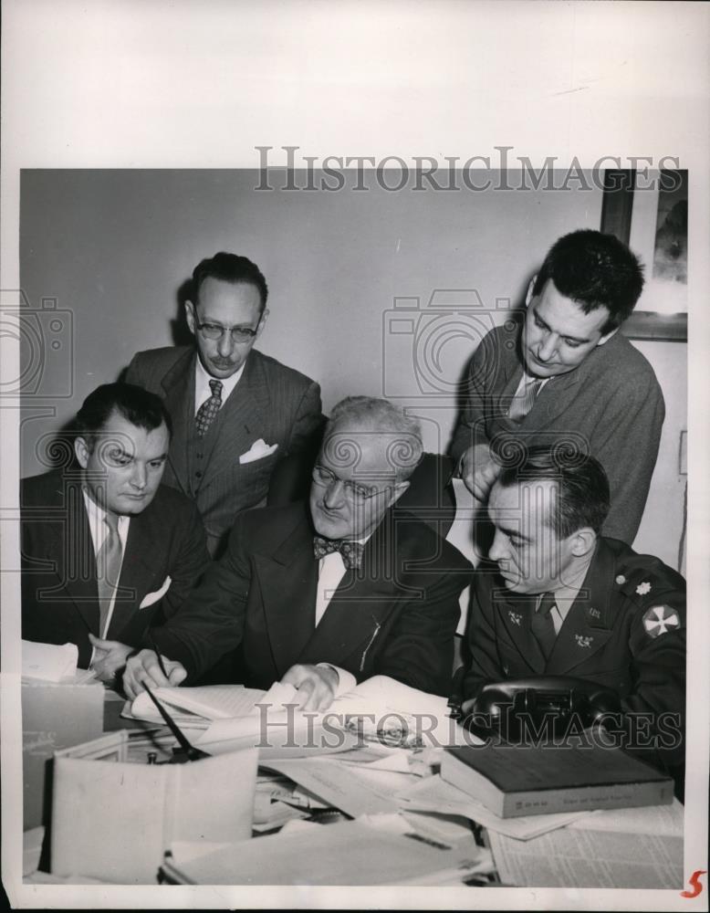 1952 Press Photo Acting US District Attorney John Kane signs restraining orders - Historic Images