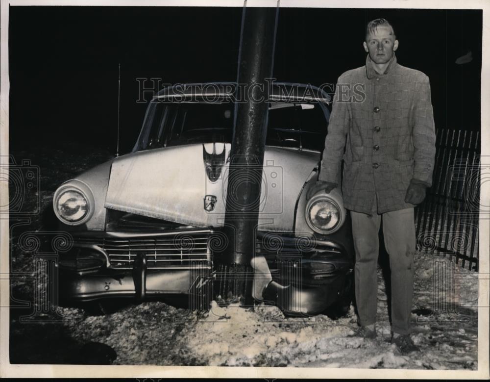 1962 Press Photo Juris Krumins of Parma with his car after hitting pole - Historic Images