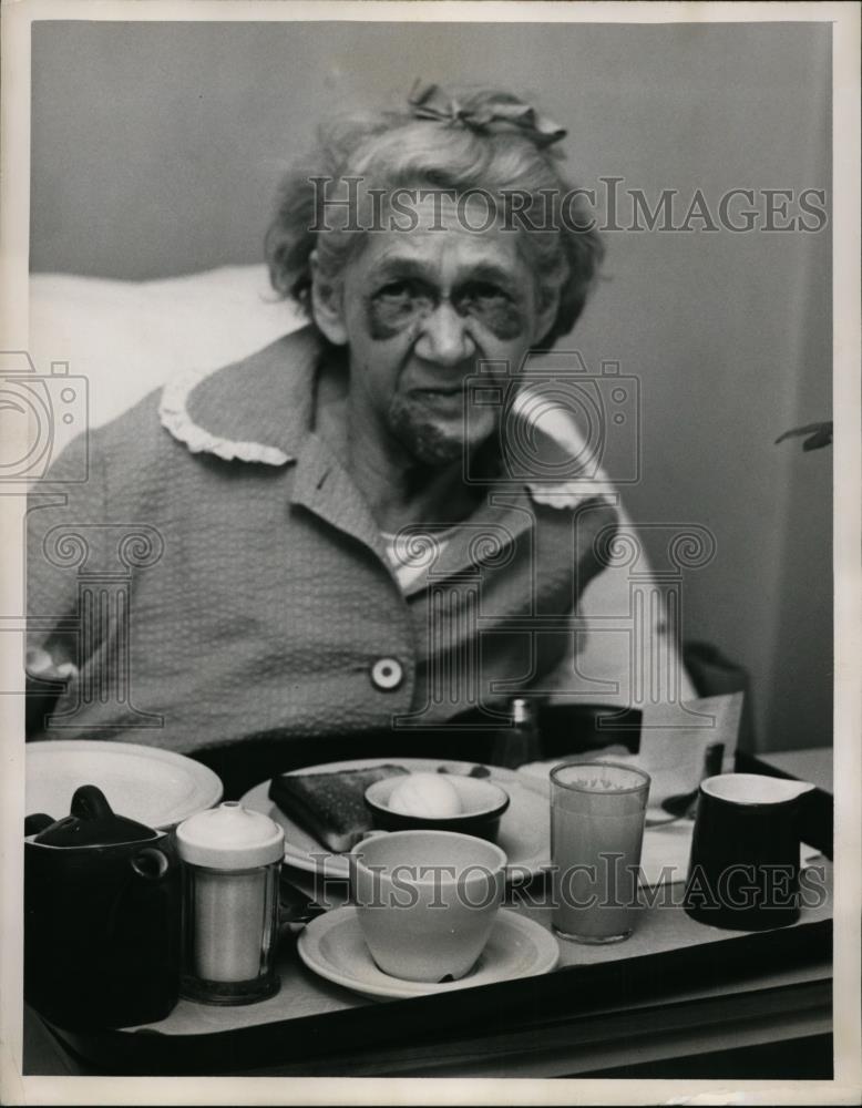 1955 Press Photo Molly Allen ears meal in hospital - nef00826 - Historic Images