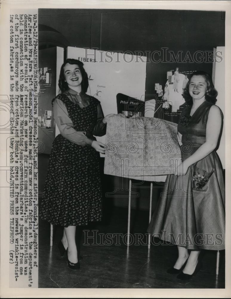 1954 Press Photo Miss Barbara Benson And Her Sister Bonnie Model The Dresses - Historic Images