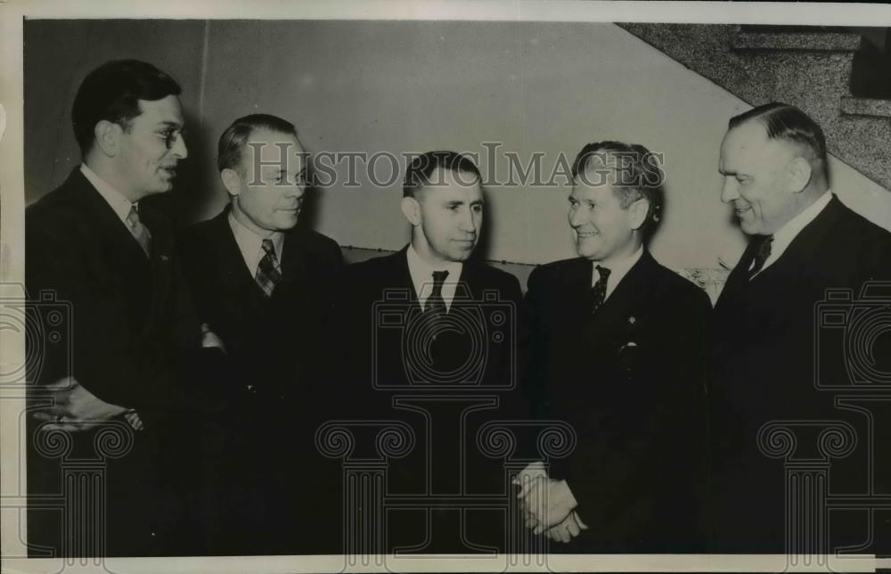 1938 Press Photo Gov.Philip La Follette of Wisconsin meets Farmer-Labor Leaders - Historic Images