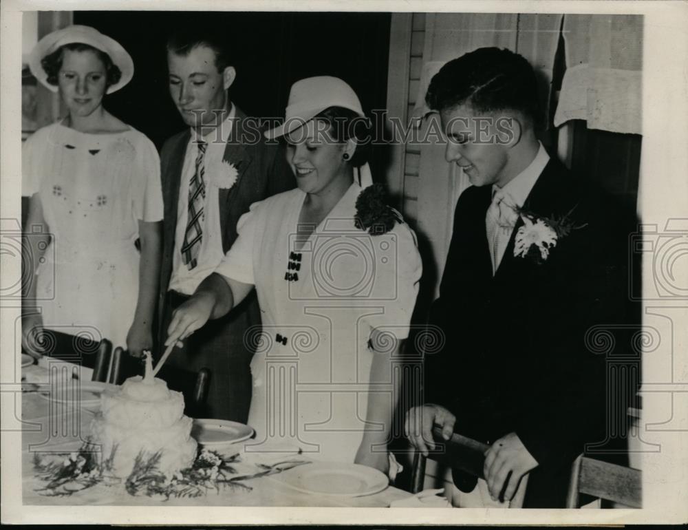 1937 Press Photo Evelyn Steele And Hercle Cook Slice Their Cake On Their Wedding - Historic Images