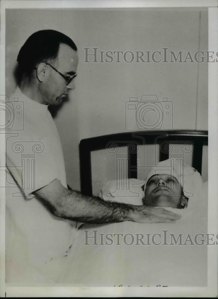 1935 Press Photo Police Officer OD Yancy in hospital after shooting. - nee95452 - Historic Images