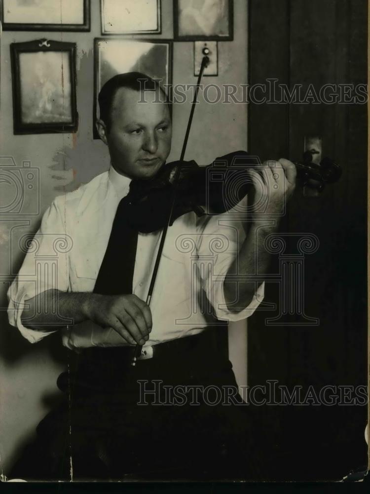1925 Press Photo A.Koodlach,Connoisseur of Violins holds Lorenzo Guadanini - Historic Images