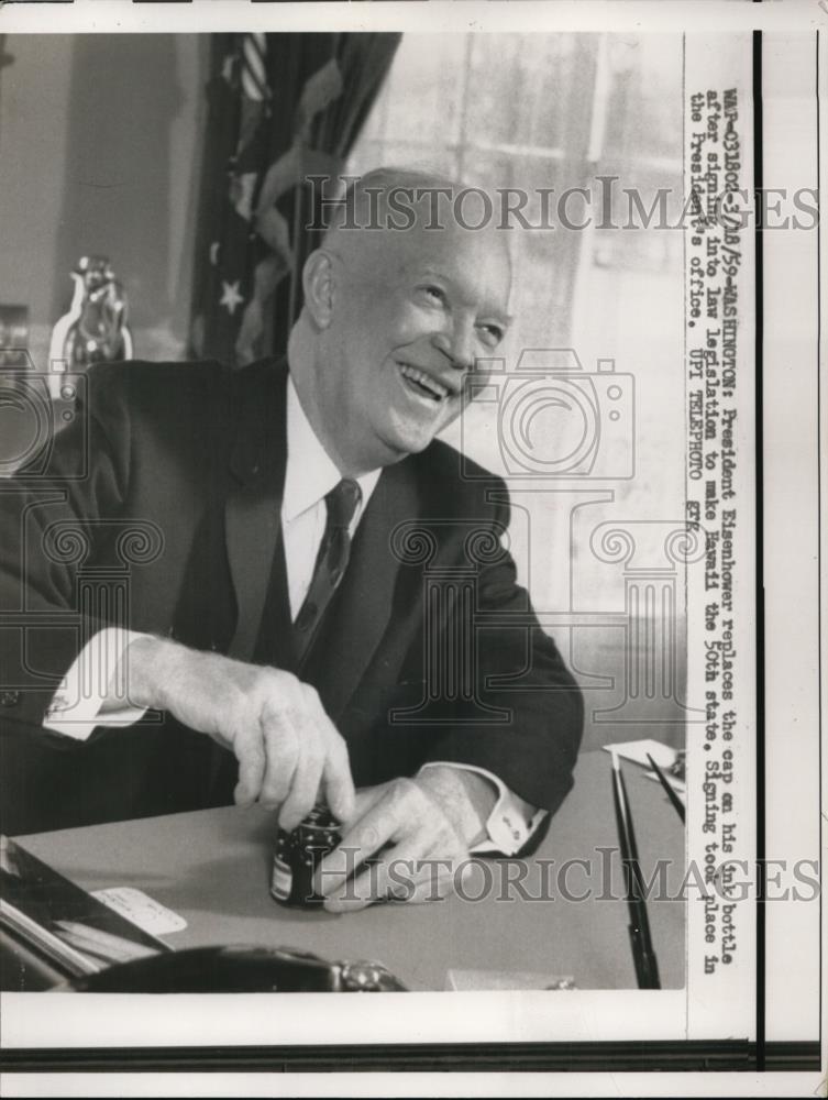 1959 Press Photo President Eisenhower replaces cap on ink bottle - nef01024 - Historic Images