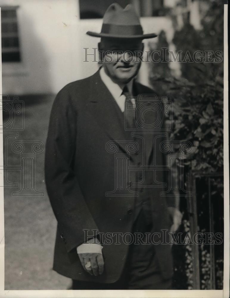 1932 Press Photo President Hoover has hands bandaged after shaking hands - Historic Images