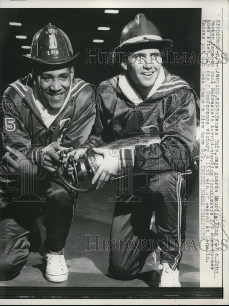 1957 Press Photo Kansas University Fire Cage Guards Maurice King and John Parker - Historic Images