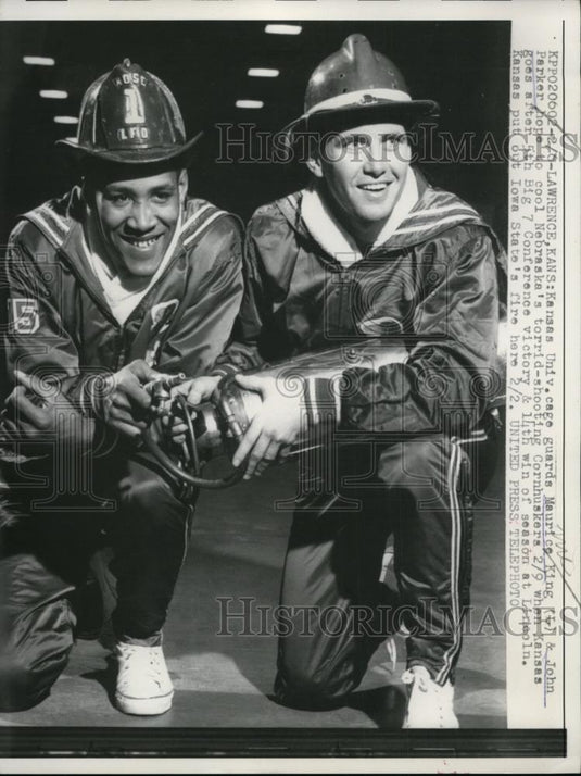 1957 Press Photo Kansas University Fire Cage Guards Maurice King and John Parker - Historic Images