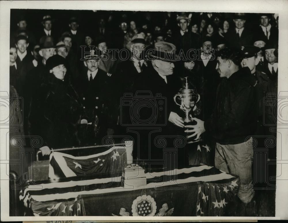 1930 Press Photo Pres.Herbert Hoover presented the Cup to U.S. Marines - Historic Images