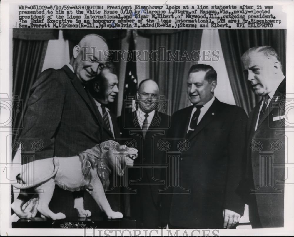 1959 Press Photo Pres.Eisenhower presented a lion from Lion International - Historic Images