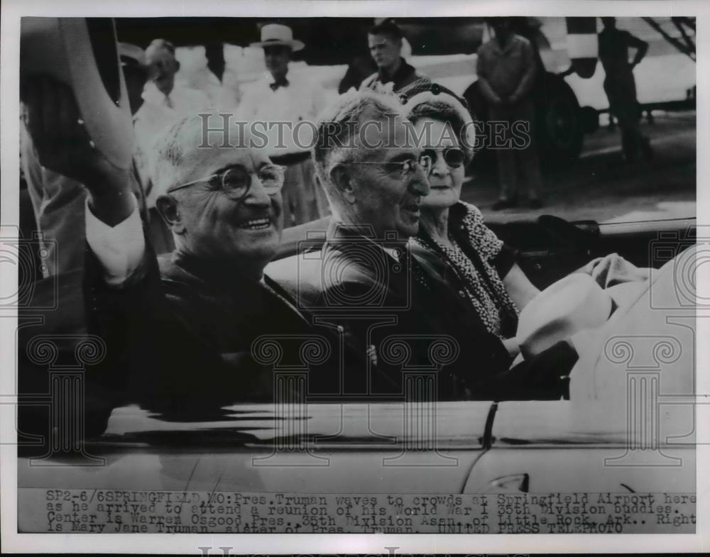 1953 Press Photo President Truman Waves To The Crowd At Springfield Airport - Historic Images