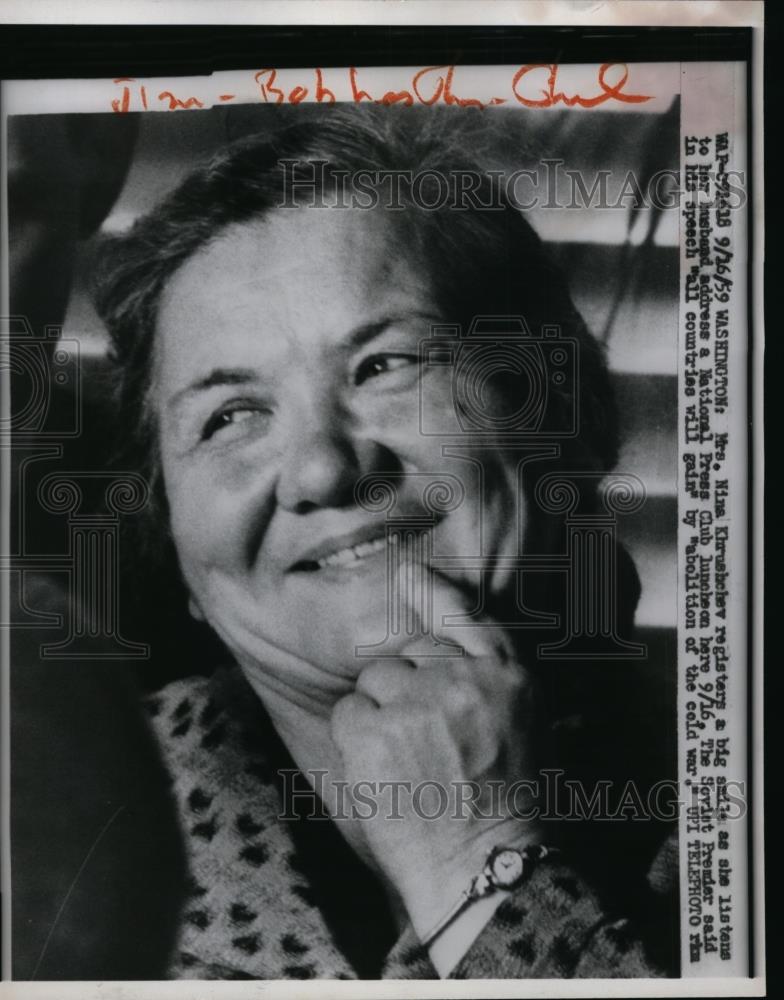 1959 Press Photo Mrs Nina Khrushchev smiles as she listens to her husband - Historic Images