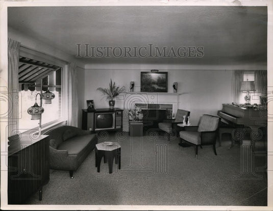 Press Photo Living room of home at 20671 Edgecliff Dr Euclid - nef00232 - Historic Images