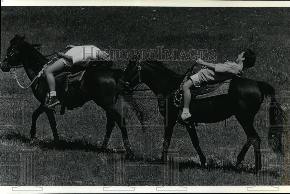 1983 Press Photo Ronni Seigle and Sunny Hess lie back on their horses - spa21650 - Historic Images