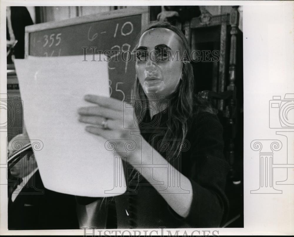 1970 Press Photo Virginia Hoffman of 2721 Euclid Heights Blvd wears mask - Historic Images