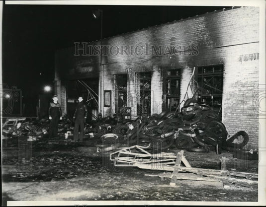 1940 Press Photo Two people killed in explosion at Branch Oil Station in Chicago - Historic Images
