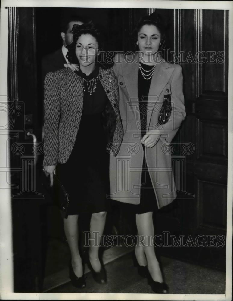 1941 Press Photo Evelyn Lucente and Sister Lilian Demand Justice for Father - Historic Images