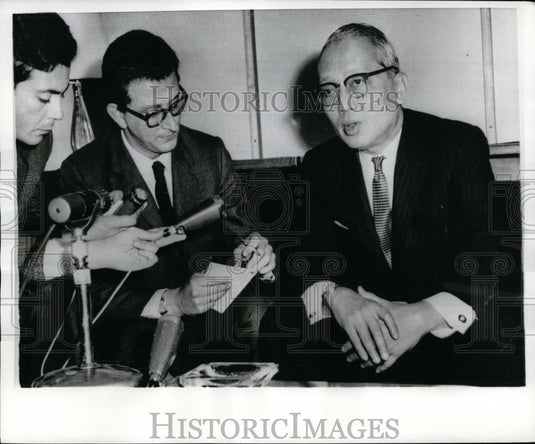 1968 Press Photo U.Thant, U.N Sec. General speaks to newsman in Rome - Historic Images