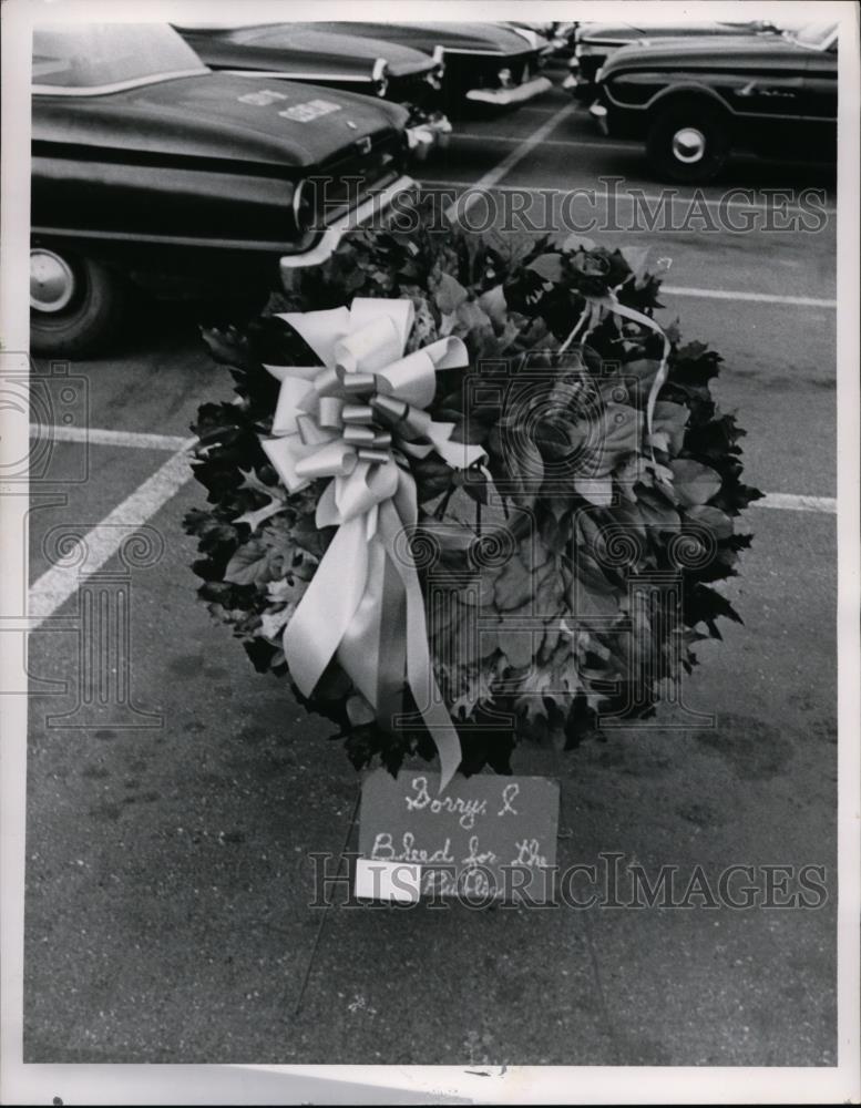 1963 Press Photo Wreath placed at municipal parking lot by angry motorist - Historic Images