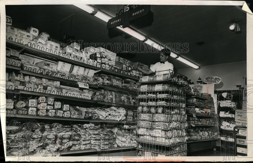 1968 Press Photo Dave Nelson of the Pick-n-Pay Stock Boy in Easton Ave Cleveland - Historic Images