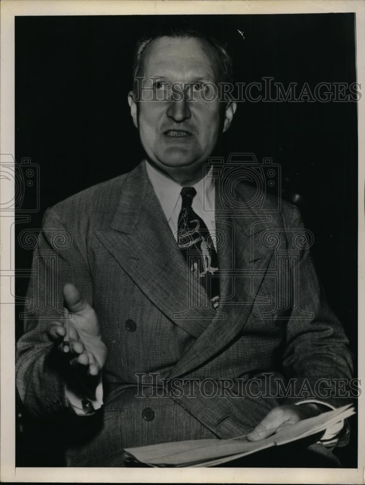 1951 Press Photo Senator William Benton Holding A Paper While Speaking - Historic Images