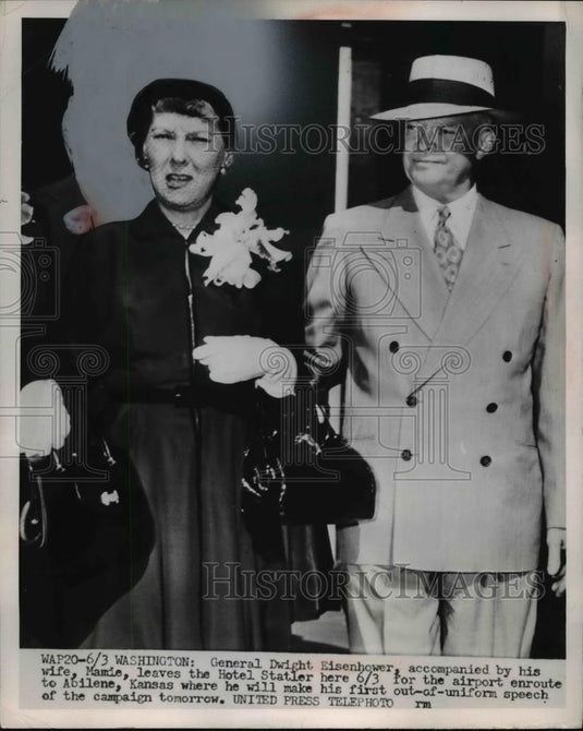 1952 Press Photo General Dwight Eisenhower and wife Mamie leaves Hotel Statler - Historic Images