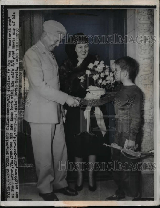 1948 Press Photo Gen.Dwight Eisenhower and wife meet one of his neighbors - Historic Images