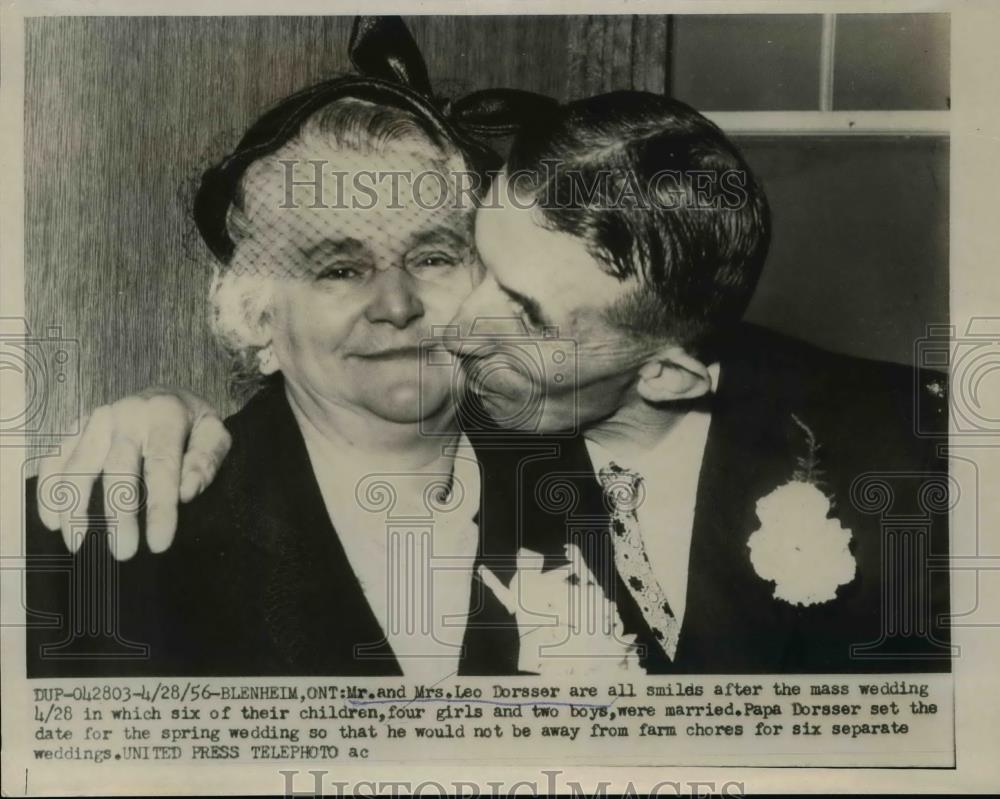 1956 Press Photo Mr &amp; Mrs Leo Dorser celebrate after mass wedding - nee95062 - Historic Images