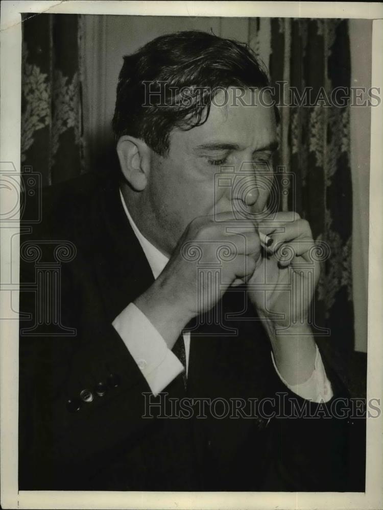 1943 Press Photo Republican Party leader Wendell Willkie lights cigarette - Historic Images