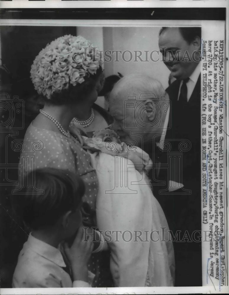 1959 Press Photo Sir Winston Churchill kisses newest grandson Rupert Christopher - Historic Images