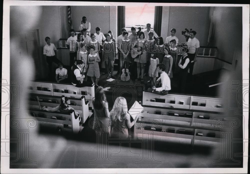 1969 Press Photo Singing Group Practice Songs Before Going to Alaska - Historic Images