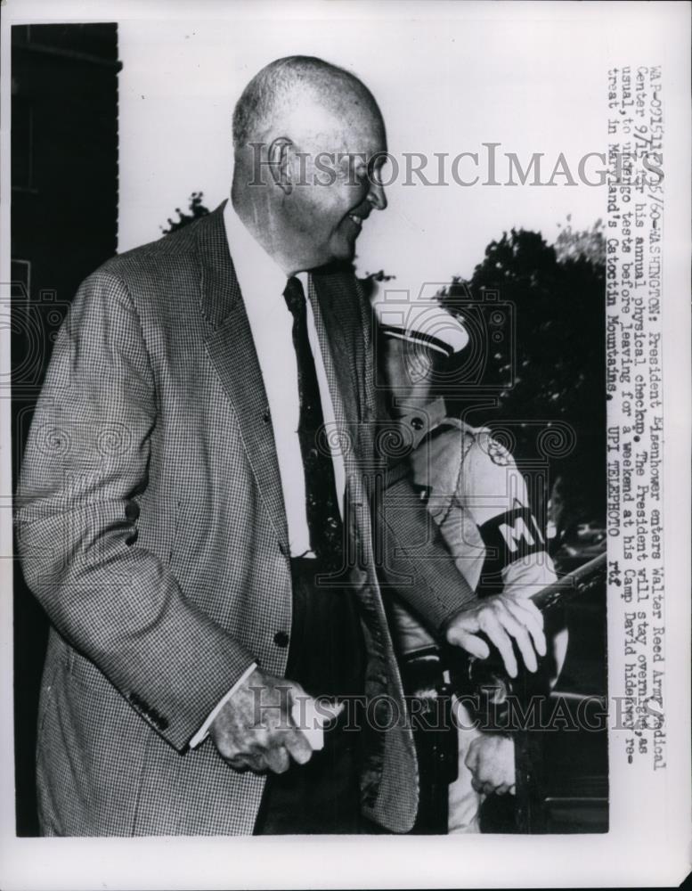 1960 Press Photo President Eisenhower Entering Walter Reed Army Medical Center - Historic Images