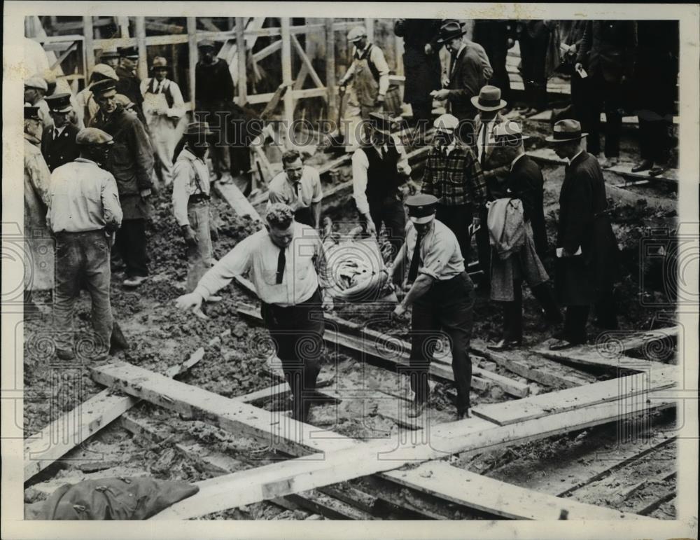 1928 Press Photo Capital Firemen removed the bodies of Laborers in Washington - Historic Images