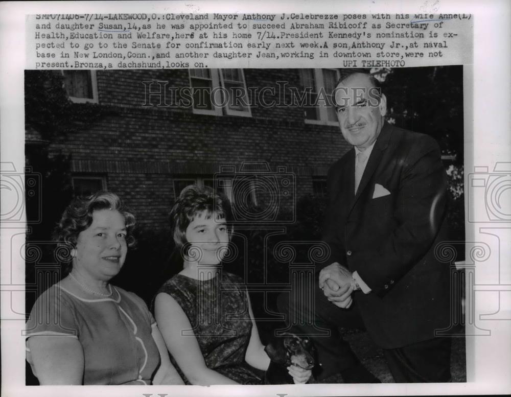 1962 Press Photo Mayor Anthony Celebrezze Poses With His Wife And Daughter - Historic Images