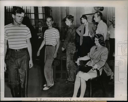1946 Press Photo Ingrid Larson views police lineup in Chicago - nef01545 - Historic Images