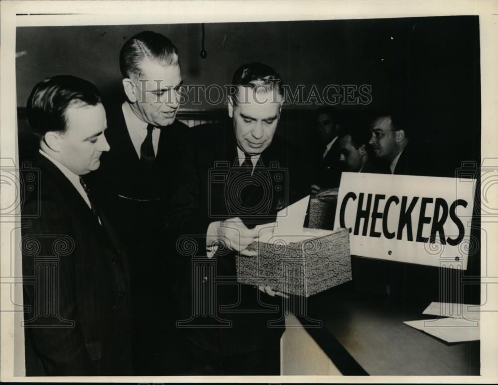 1939 Press Photo Dayton Officials checking new food stamp plan for relief client - Historic Images