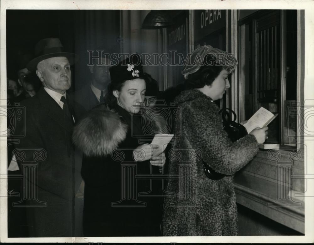 1940 Press Photo Fred Dorn Mrs ES Post Ms Katharine Murlin buy opera tickets - Historic Images